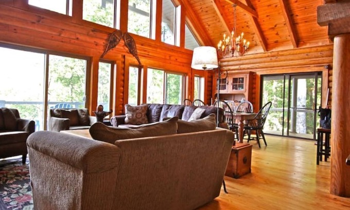 Rosman Cabina | Cool off in the mountains! Enjoy a real log home with endless views .