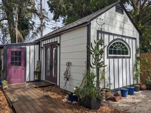 St. Petersburg Apartamento | Cool Vintage Tiny House Loft , walk to the Bay
