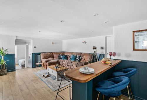 Teignmouth Apartamento | Coombe Bank - Seaboard spirit, contemporary chic with parking close to beach