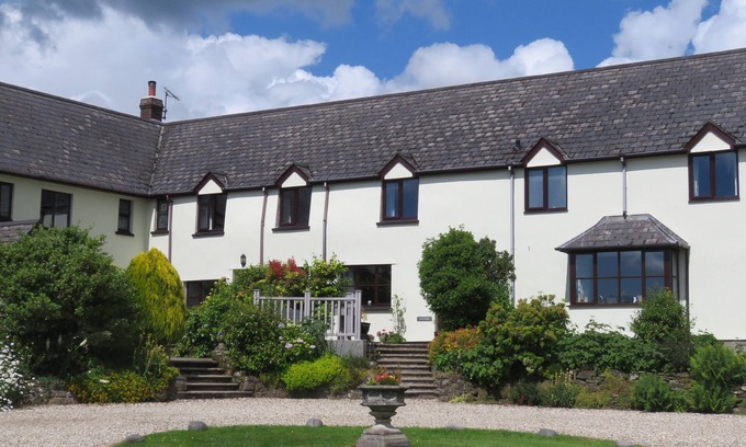 Ash Mill Cabaña | COOMBE COTTAGE, pet friendly, with a garden in South Molton
