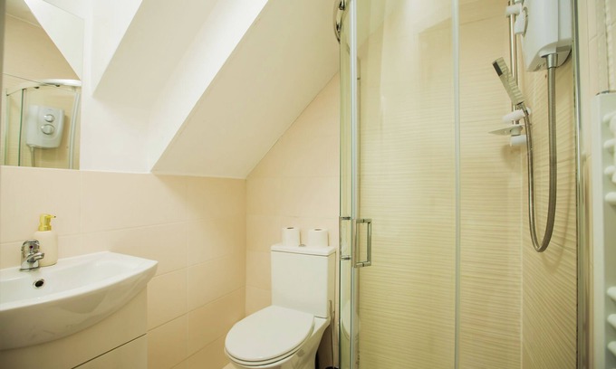 Coombe Hill Apartamento | Coombe Hill 2 bedroom House & Parking