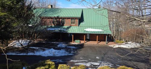 McHenry Casa | Coopers Run Five Bedroom Log Home with Hot Tub Pool Table and Views