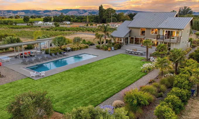 Sonoma Casa | Coplan Vineyards | 10-Acre Estate w/ Pool, Spa, Bocce & Designer Interiors