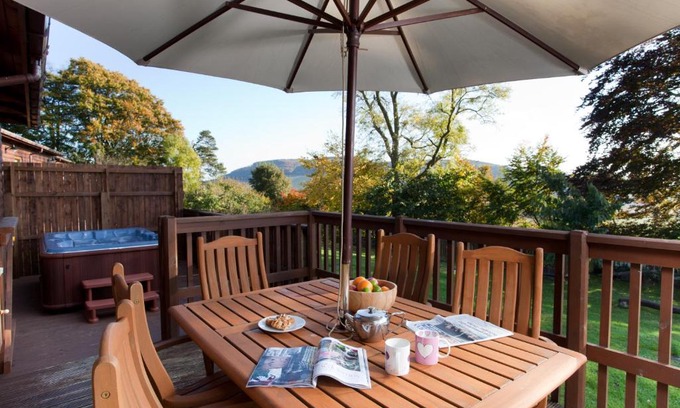 Cupar Chalet De Esquí | Copper Beech Lodge with Hot Tub