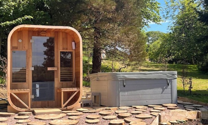 County Cavan Cabaña | Copper Cove Cottage Romantic Lakeside Escape with Hot Tub, Sauna & Kayaks