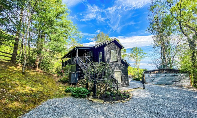 Hendersonville Casa | Copper Kettle Cabin A peaceful cabin, pet friendly near Hendersonville