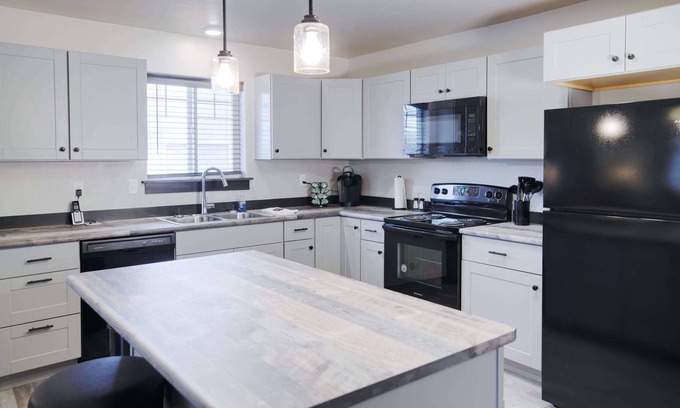 Butte Casa | Copper King Extended Stay Collection - Fully Furnished 2 bedroom duplex house