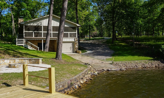 Rockwell Casa | Copper Porch Cottage on Lake Hamilton, Fire pit, Fishing Dock, Boat Ramp, Views!