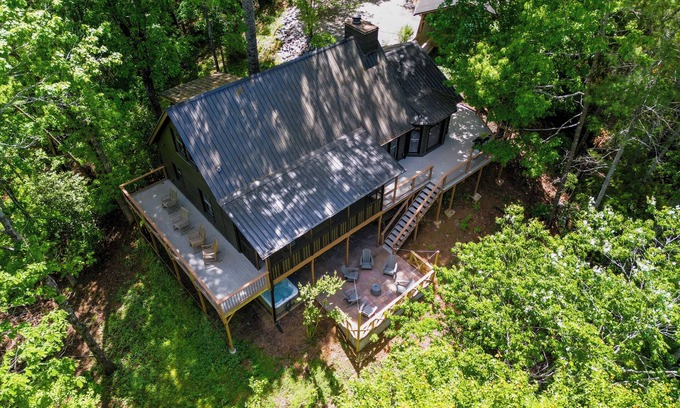 Dahlonega Cabina | Copper Ridge Lodge - Hot Tub/Fire Pit/Dog Friendly/4-Bedrooms/4-Bathrooms!