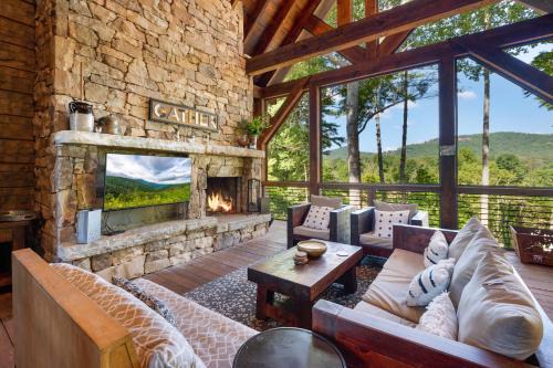 Epworth Casa | Copperline Lodge - Luxury Creekside Retreat - Creekside Views, Hot Tub, Game Room, Outdoor Fireplaces, Chef Kitchen, Fire Pit -