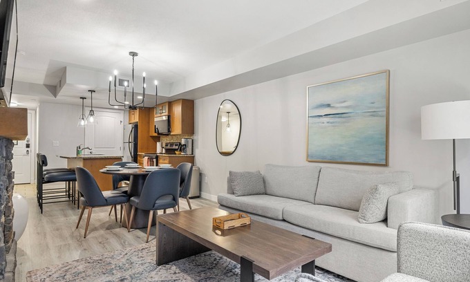 Copperstone Resort Condominio | Copperstone 2BR en las Montañas Rocosas canadienses: bañera de hidromasaje compartida que admite perros