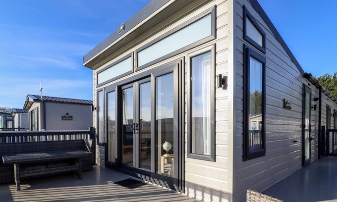 Saxmundham Cabina | 12 MEADOW VIEW, pet friendly, character holiday cottage in Saxmundham