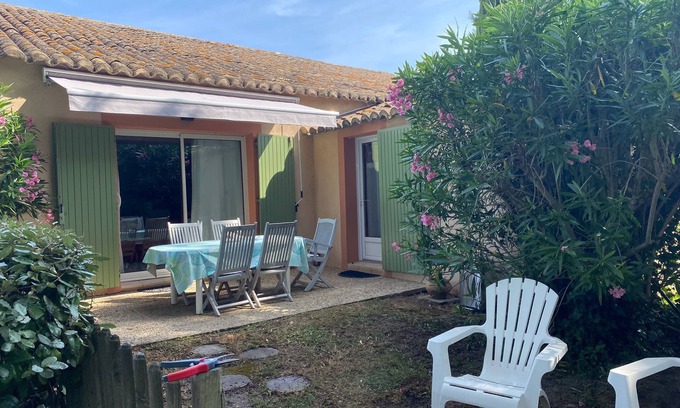 Saint-Saturnin-les-Avignon Apartamento | Coquette rental for 2, air-conditioning in living room, large plot, private swimming pool