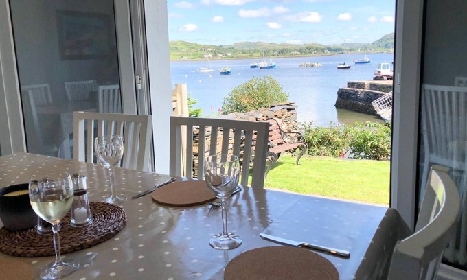 Balvicar Casa | Coquet Lodge, - a rural that sleeps 8 guests in 4 bedrooms