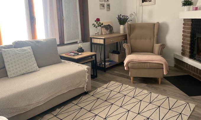 Yesa Casa | Coqueta casa con jardín privado. Las mascotas son bienvenidas.