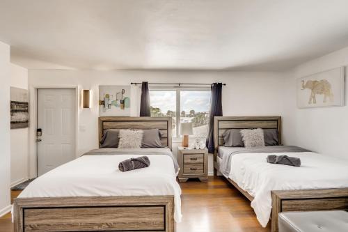 Singer Island Apartamento | Coral Sands HUGE Studio w/2 Queen beds!