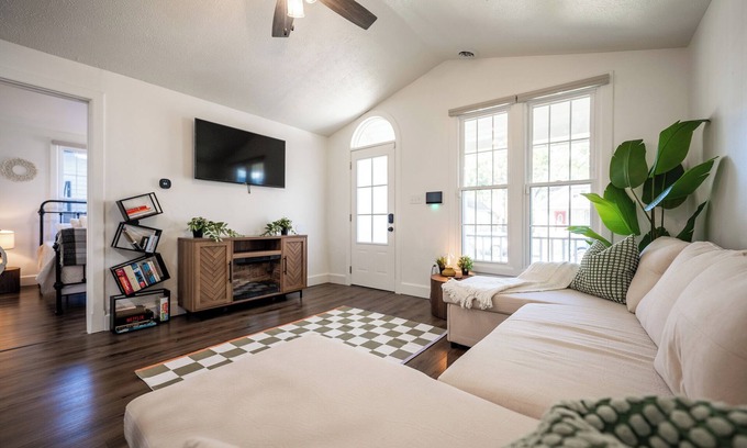 Fountain Square Cabaña | Core's Cottage: Stylish 1BR Near Dwtn Indy and Indiana Black Expo in Fountain Sq