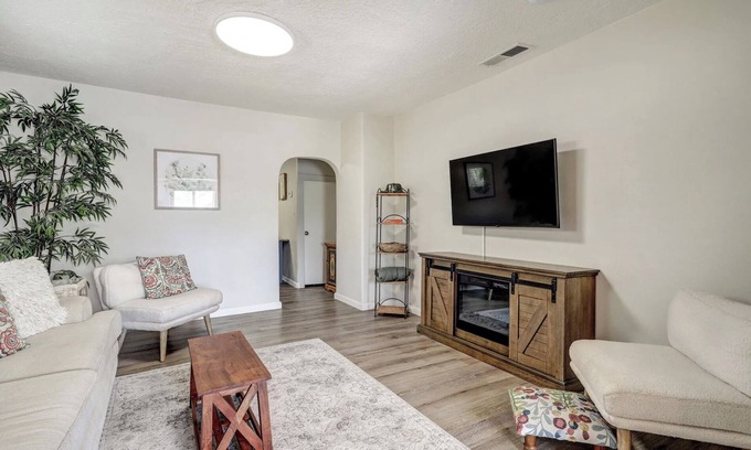 University Heights Casa | Cornell Canvas Suite, Near Nob Hill, UNM Hospital, and Downtown