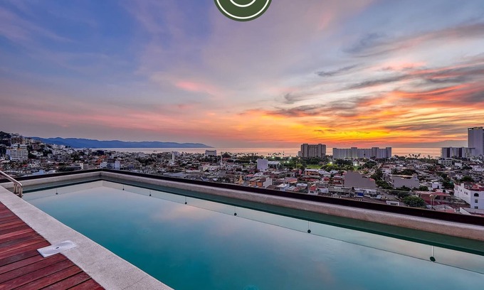 Lázaro Cárdenas Apartamento | Corner 2 BR Condo - Rooftop Pool with Oceanview