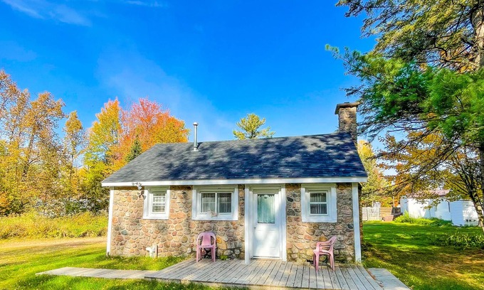Phillips Cabina | Corner Connection Cabin, near Soo Lake Convienent to abundant Recreation and next to the tavern!