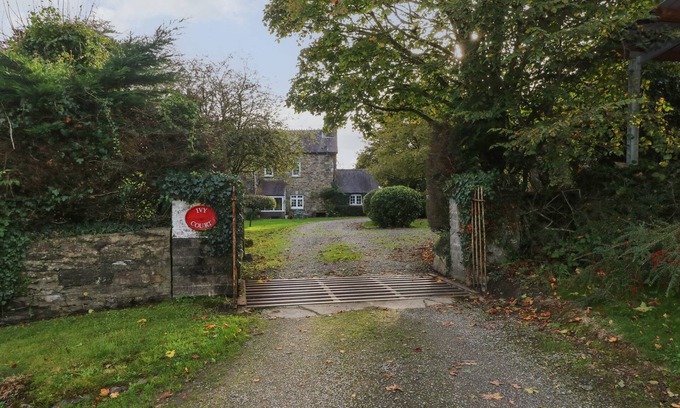 Llys Y Fran Cabaña | CORNER COTTAGE, pet friendly, with pool in Maenclochog