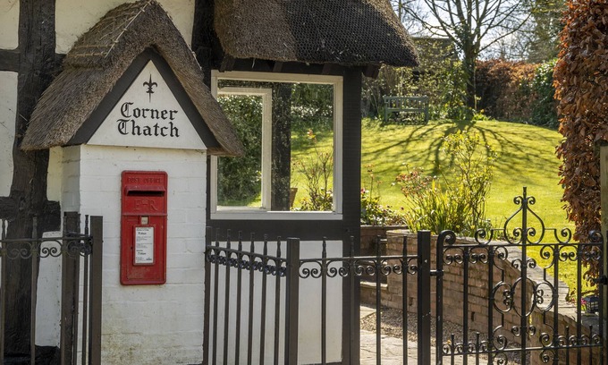 Harvington Cabaña | Corner Thatch - a charming cottage that sleeps 4 guests in 2 bedrooms
