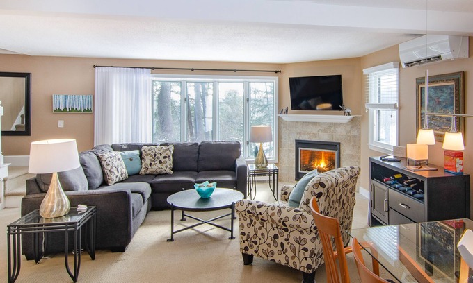 Quechee Casa | Corner townhome with mountain views, gas fireplace & AC - Quechee Club access