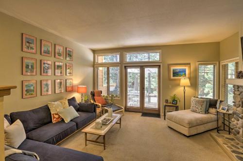 Incline Village Apartamento | Corner-Unit Condo with Grill Walk to Lake Tahoe!