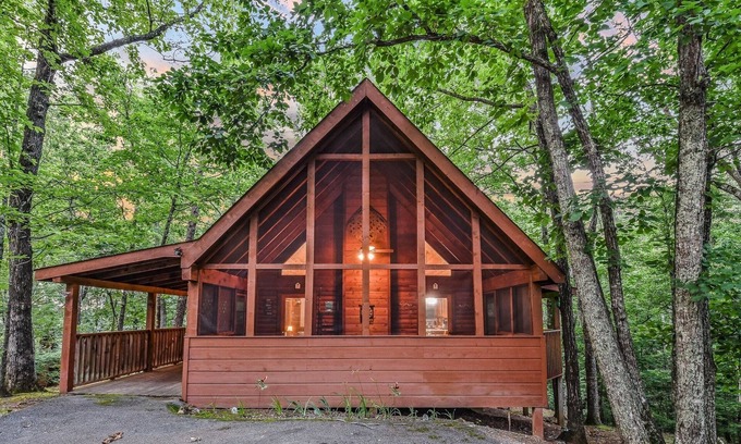 Gatlinburg - Pigeon Forge Cabina | Cornerstone 2 Bedroom Cabin by RedAwning