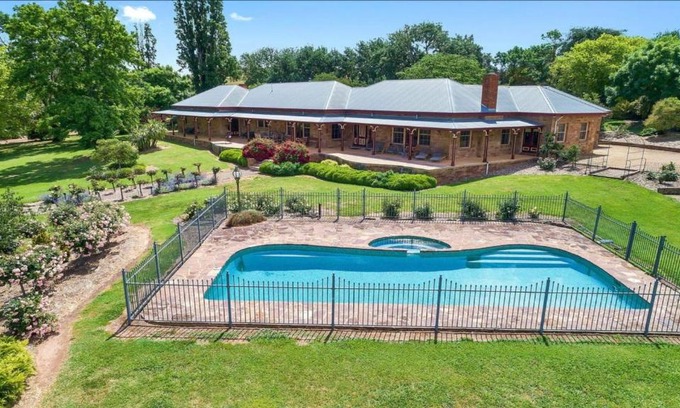 Merrijig Casa | Cornhill - Merrijig - Sleeps 12