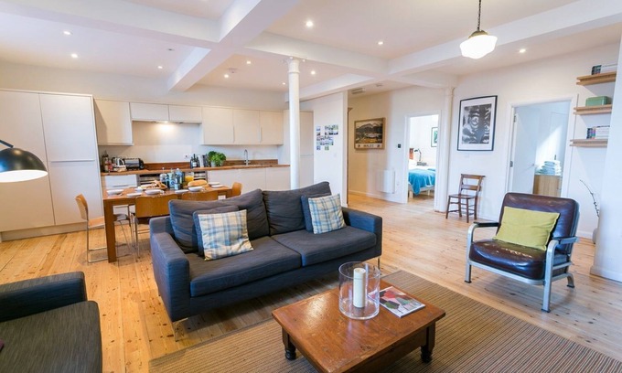 Ty Croes Apartamento | Coron - a dog that sleeps 6 guests in 3 bedrooms