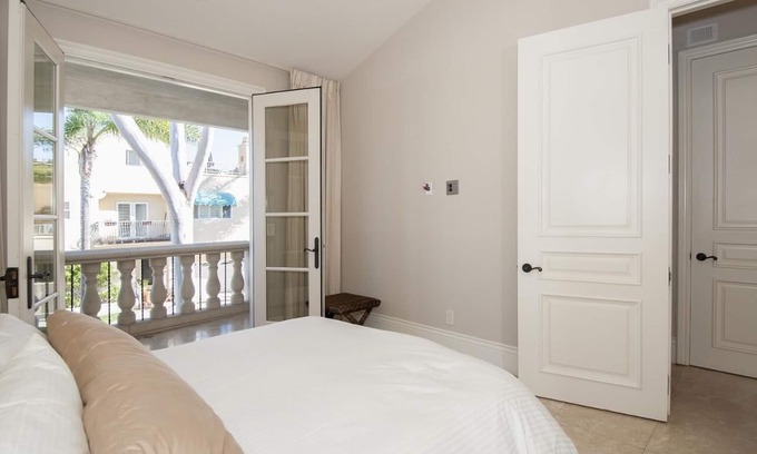 Corona del Mar Villa | Villa romántica elegante inspirada en la playa francesa
