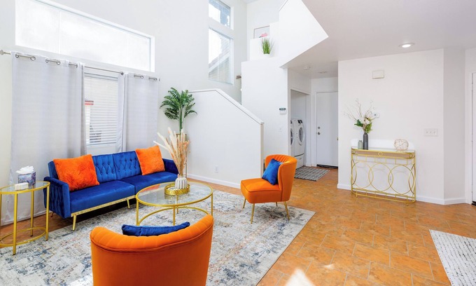 Eastvale Casa | Corona's Gem: A Vibrant Haven- 30 Mins from Disney
