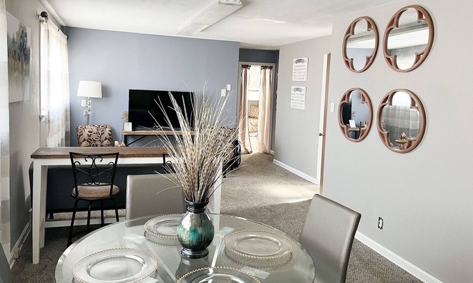 Youngstown Apartamento | Corporate Apartment in Historic North Side District Near Downtown