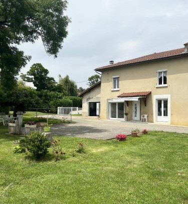 Moissieu-sur-Dolon Casa | Corps de ferme à 50min de Lyon