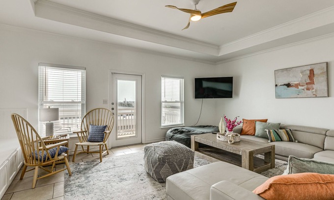Corpus Christi Condominio | Corpus Christi Condo w/ Community Pool, Near Beach