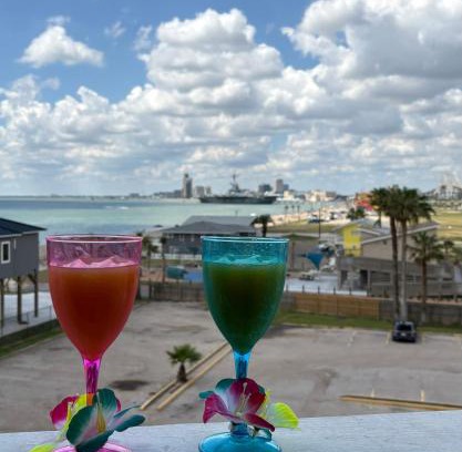 North Beach Apartamento | Corpus Christi North Beach Cozy Beach Condo, 2 pools and Balcony Beach Views!