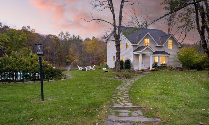 Saugerties Casa | Cortland by AvantStay | Charming Heritage Estate w/ Private Lake & Pool