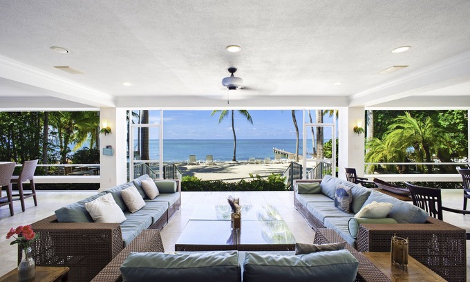 Rum Point Casa | Cos Kai: Villa armoniosa en la playa de arena con impresionantes vistas azules