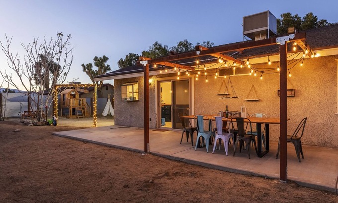 Joshua Tree Casa | 🌵Cosmic Rabbit - Family friendly home w/Hot Tub, BBQ, Fire Pit & Yard Built for Families!🌵