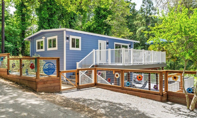 Hacienda Casa | Cosmo Retreat: Stylish & FUN Retreat in Redwoods! HtTb/Pup/WiFi/AC/BocceBall