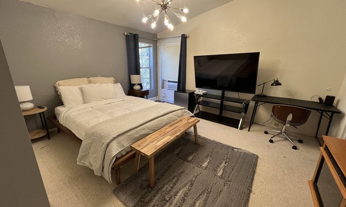 Tijeras Casa | Cosmopolitan Olive Minutes away from Cibola National Forest