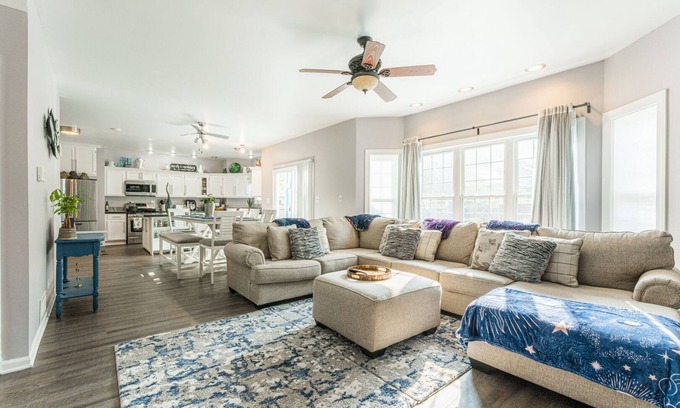 Bolingbrook Casa | Cosmos Stays, Open Space, Jacuzzi, King Beds, Hot Tub, Serene, Spacious