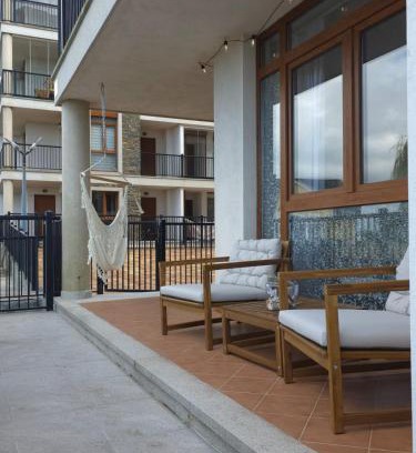 Fazouro Apartamento | Costa Foz Apartment Playa de Llas, terraza, piscina y pista de pádel