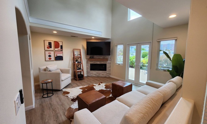 Downtown Condominio | Costa Mesa Coastal Gem