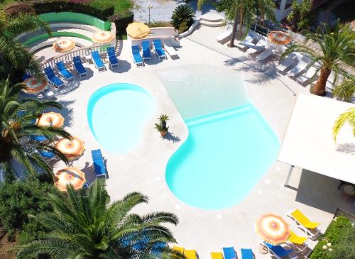 Ricadi Complejo | Costa Real - Garden Retreat with Private beach, Pet Friendly