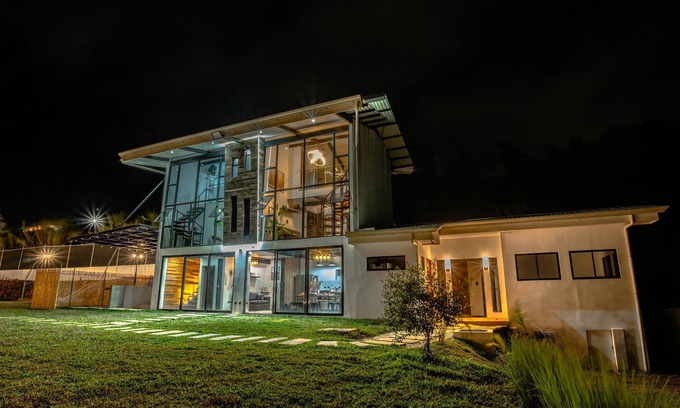 Salitrillos Casa | Costa Rica mountain retreat with jacuzzi & firepit near San José