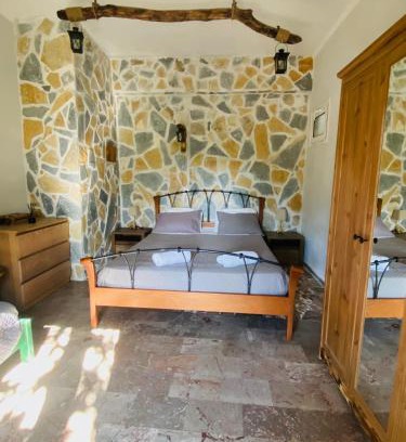 Liapades Apartamento | Costa’s Steak House apartment