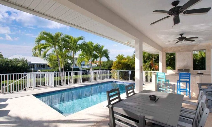 Coury Casa | Stunning KCB Luxury Pool Home with Cabana Club! Bikes, Kayaks & fun in the sun