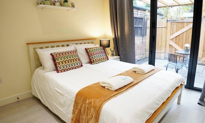 Stanwell Apartamento | Cosy 1 Bed-Flat with Patio Near Heathrow